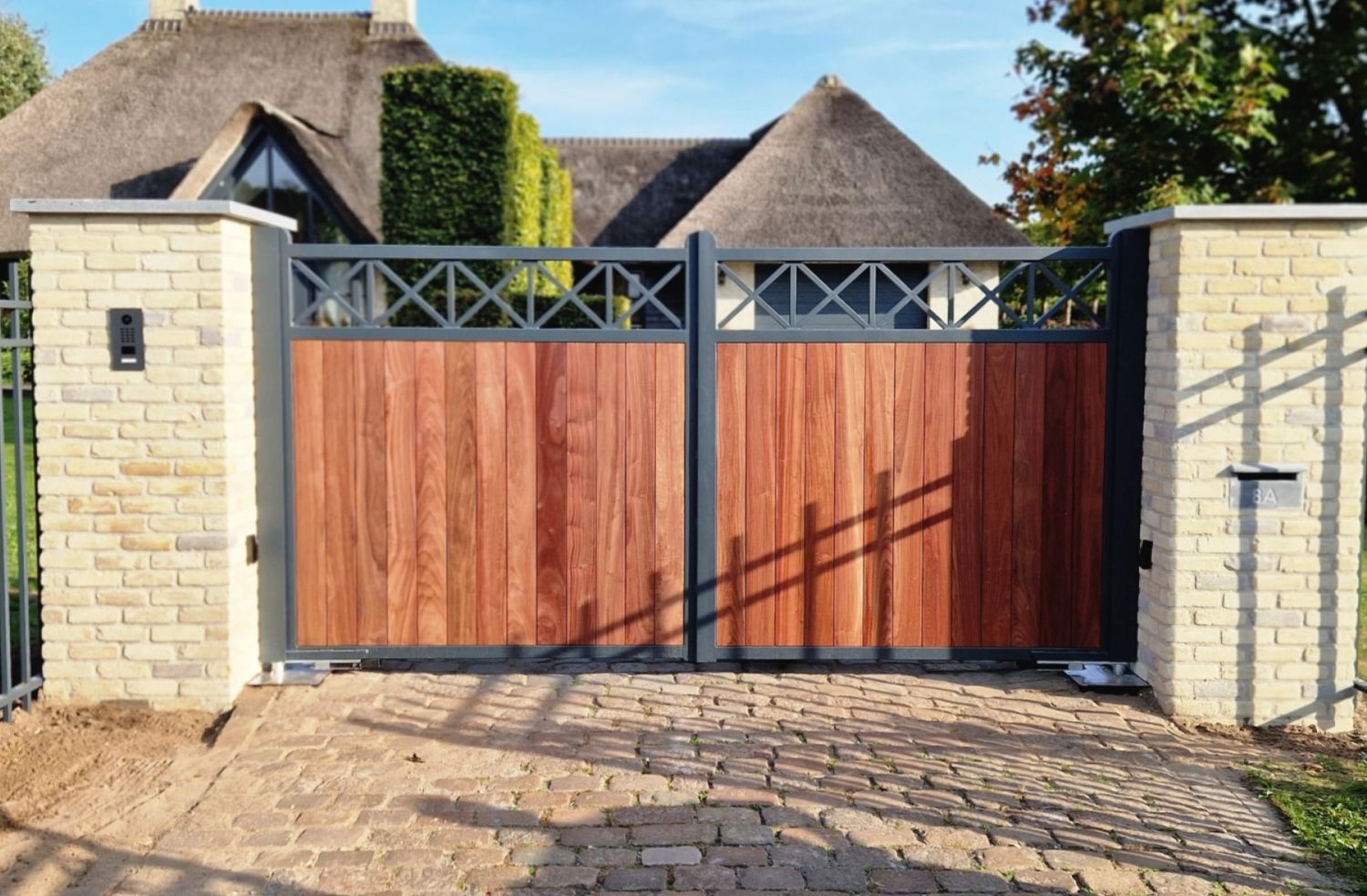 Padoek hardhout met gemetselde kolommen te Schijf