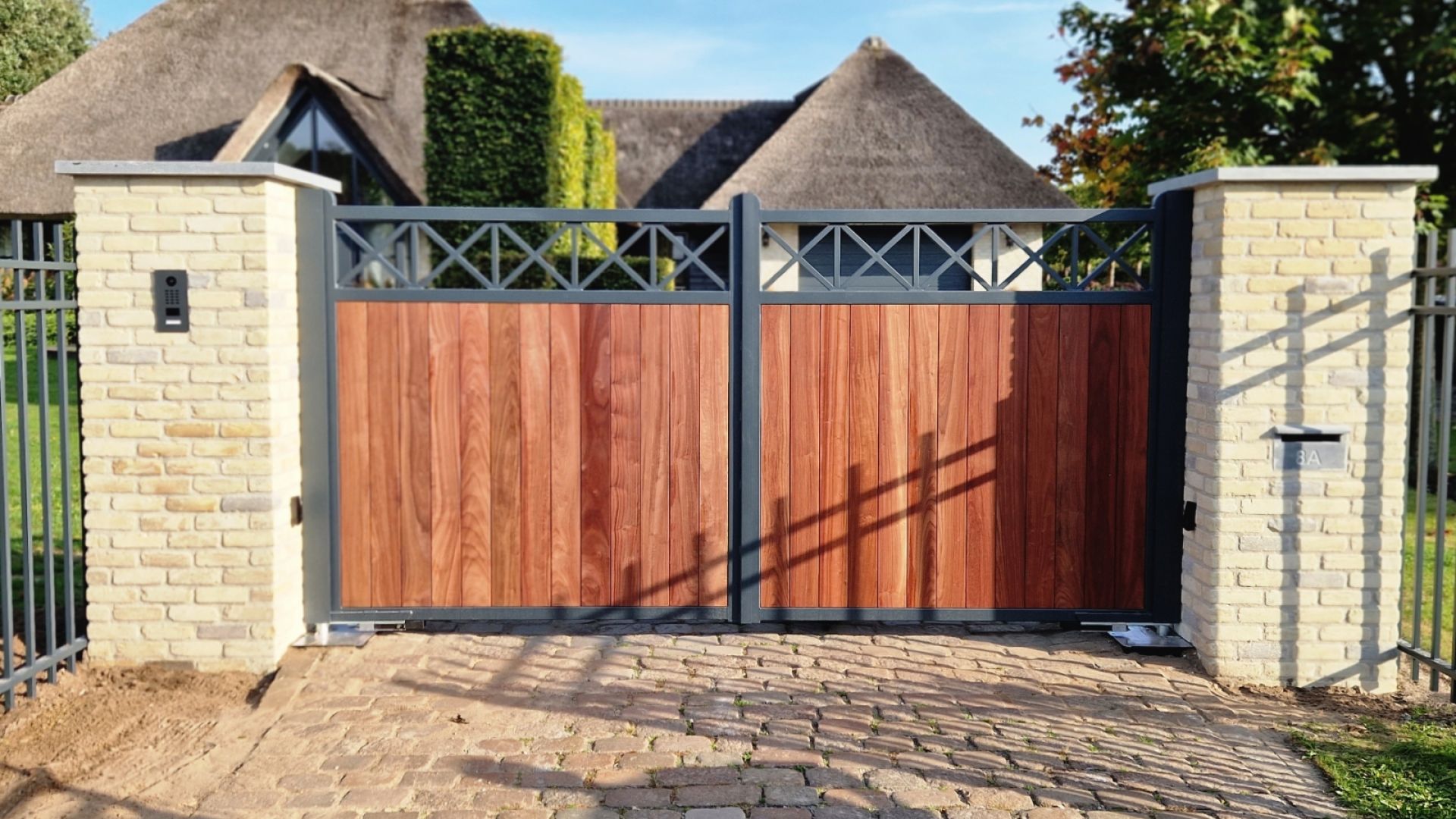 Padoek hardhout met gemetselde kolommen te Schijf