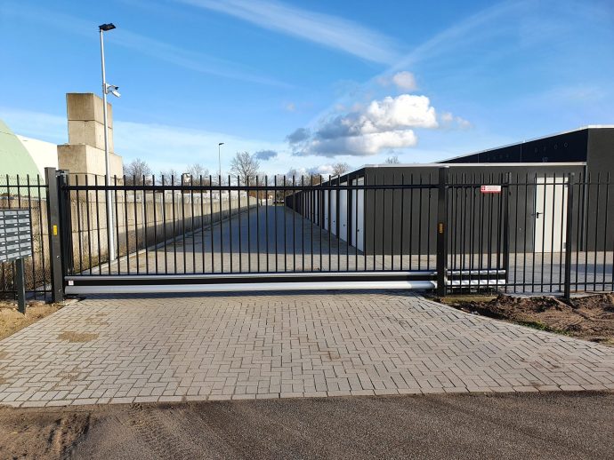 eco liner , vrijdragende schuifpoort , schuifpoort, hekwerk ,